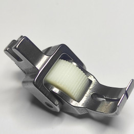 Прижимная лапка Peri P351 с пластиковым зубчатым роликом для промышленных швейных машин ширина 10 мм (6726)